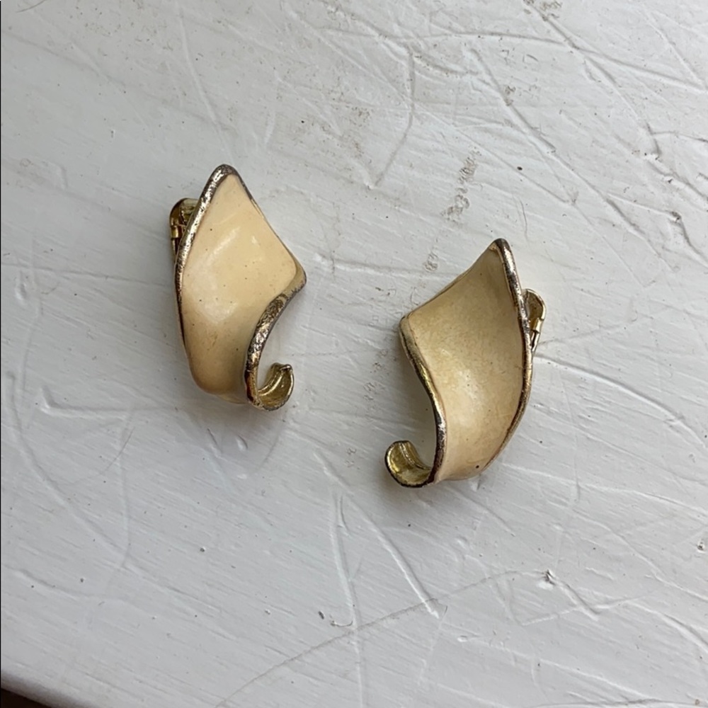 (CLOSET CLOSING FINAL SALE) Unique Swirl Clip On Vintage Earrings